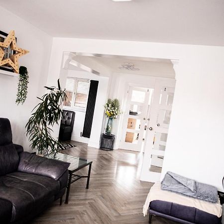 Inviting 3-Bed House In Манчестър Екстериор снимка
