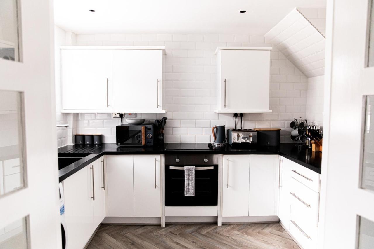 Inviting 3-Bed House In Манчестър Екстериор снимка