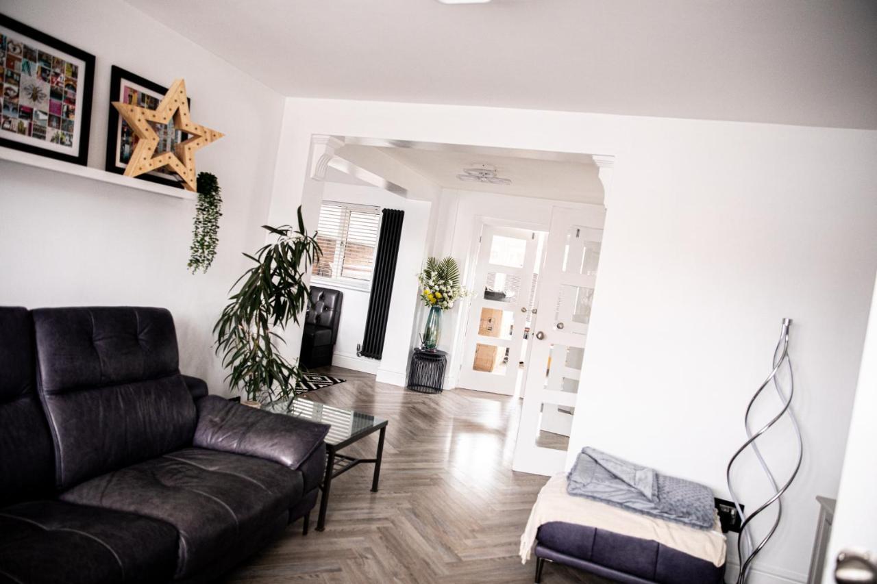 Inviting 3-Bed House In Манчестър Екстериор снимка