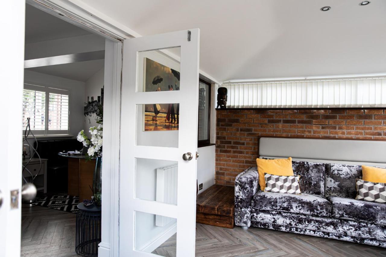 Inviting 3-Bed House In Манчестър Екстериор снимка