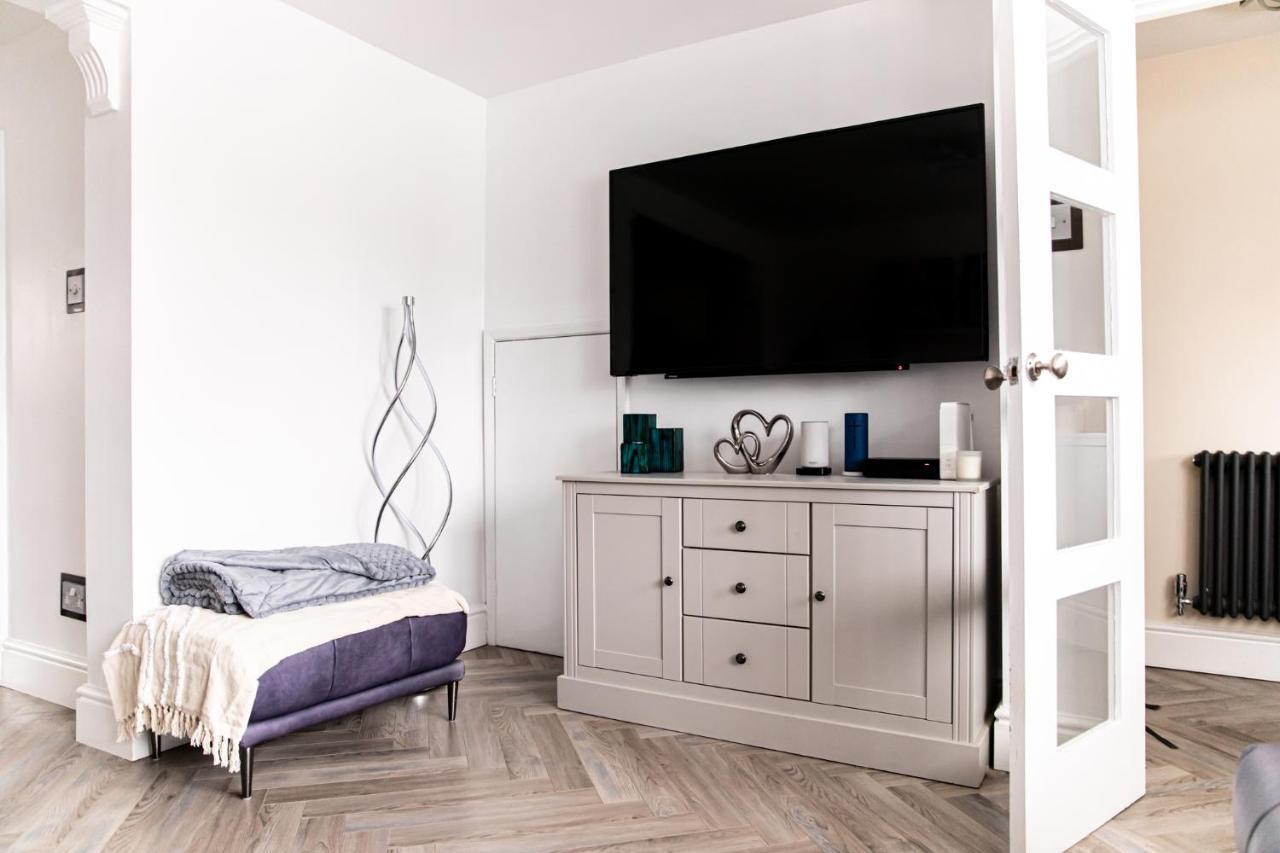 Inviting 3-Bed House In Манчестър Екстериор снимка