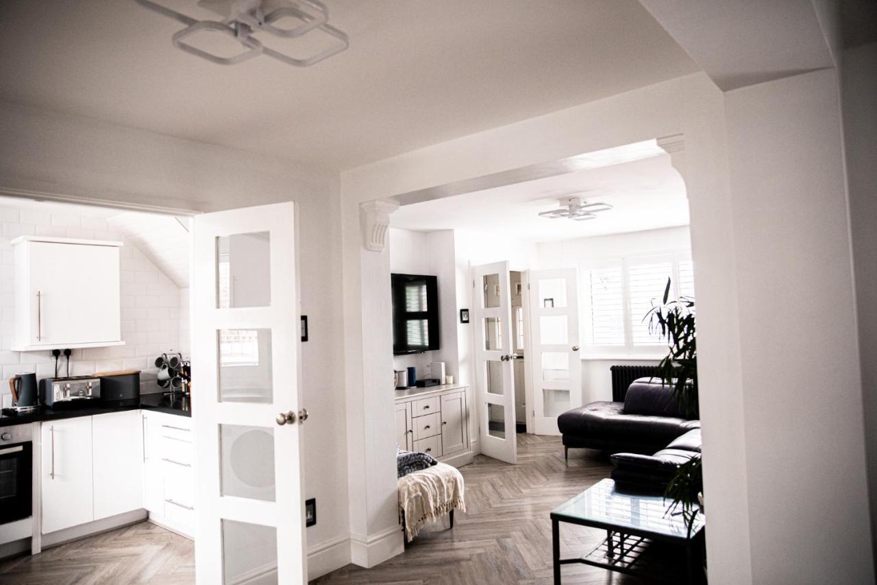 Inviting 3-Bed House In Манчестър Екстериор снимка